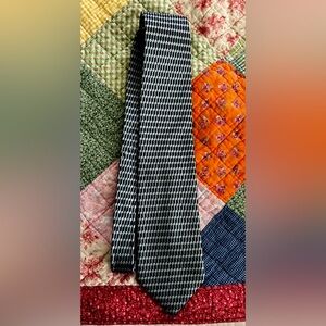 Roundtree and Yorke 100% silk men’s tie xtra long light blue, silver.